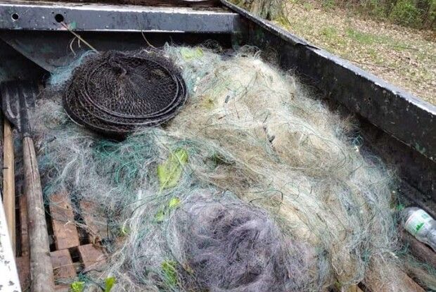 На Шацьких озерах лише за тиждень в браконьєрів вилучили 20 сіток