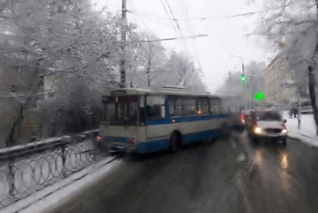 У Рівному  тролейбус з пасажирами потрапив у ДТП