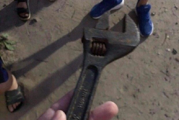 Лучанка кинула з 9-го поверху розвідний ключ і молоток. Сусіди кажуть: не вперше