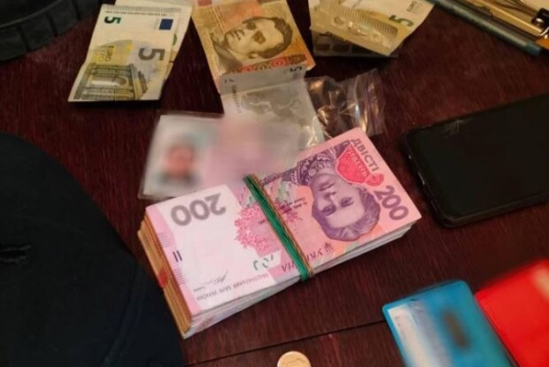 На Волині у під'їзді побили та пограбували чоловіка (Фото)