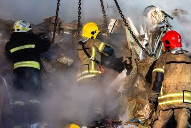 У Дніпрі під завалами рятувальники почули голос жінки