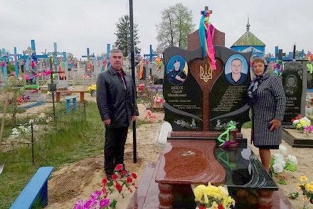 Тепер здалеку видно місце, де спочиває український герой