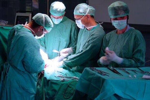 Намагався розвіяти напругу в операційній: у Британії позбавили ліцензії хірурга, який випалював свої ініціали на печінці пацієнтів 