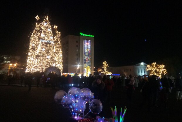На одній з головних ялинок Луцька згасла зірка (Фото)