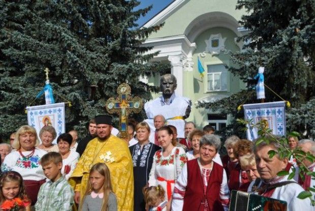 Не тільки в Ковелі, а й і в Устилузі пам’ятник Шевченку був у вишиванці!