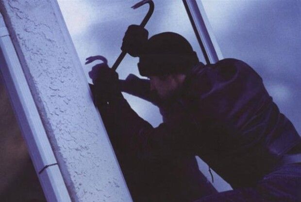 Вночі на даху свого будинку волинянка помітила двох неповнолітніх злодіїв