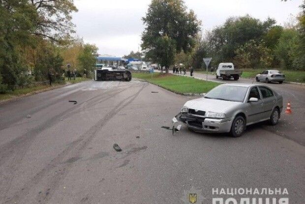 Перекинулася маршрутка з пасажирами: є постраждалі