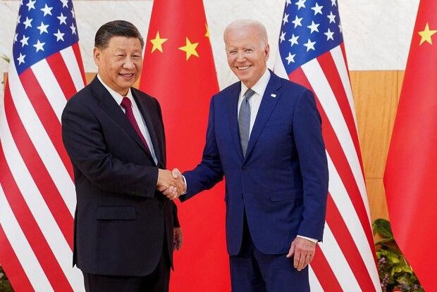 Байден назвав Цзіньпіня «диктатором», але потис йому руку