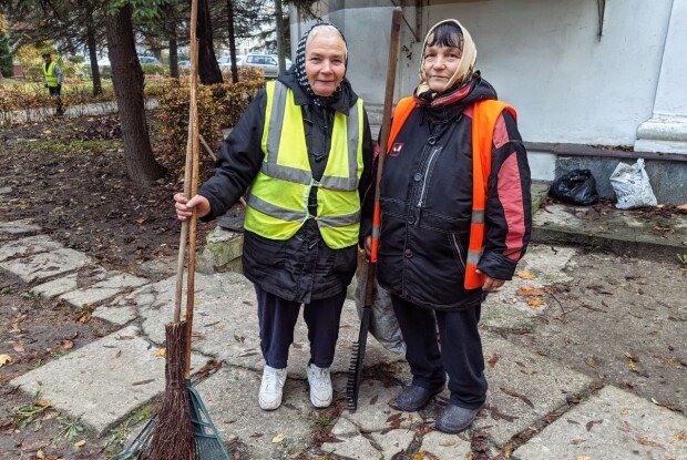 Луцькі двірники «вбивають» осінь  і не шкодують про це (Фото)