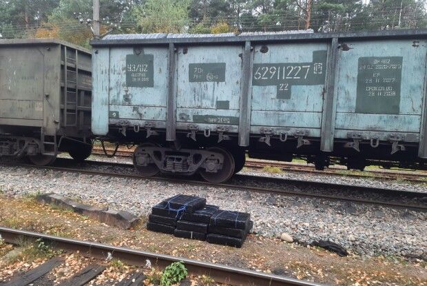 У Володимирі-Волинському прикордонники у вантажному потязі виявили 10 ящиків контрабандних цигарок із GPS-трекером (Фото, відео)
