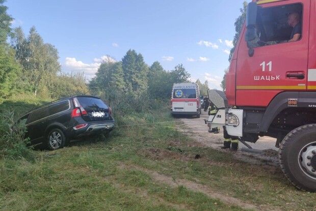 Злетів в канаву: на Ковельщині рятувальники деблокували водія легковика