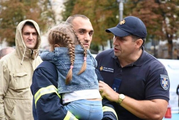 У Дніпрі боєць ДСНС під час ліквідації пожежі віддав свою захисну маску потерпілим, що дозволило врятувати життя двох людей