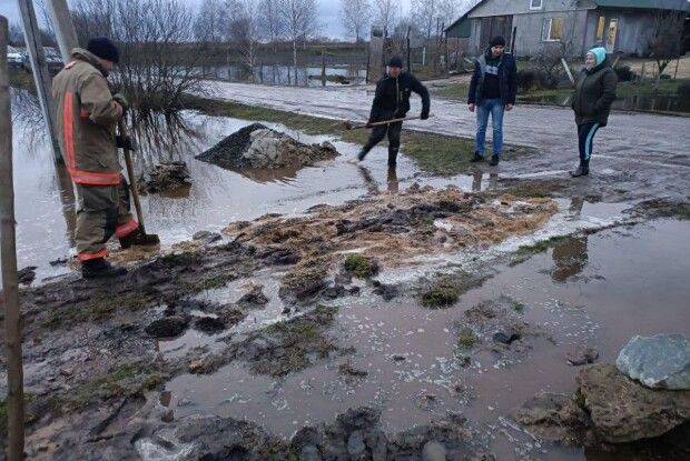 Тала вода затоплює обійстя волинян (Фото) 