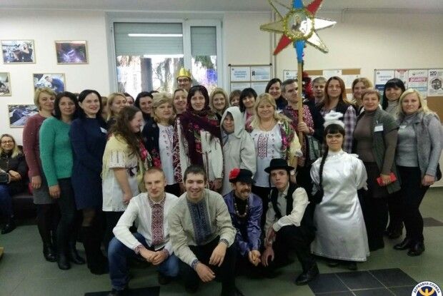 Особливі діти принесли чиновникам радісну звістку Різдва