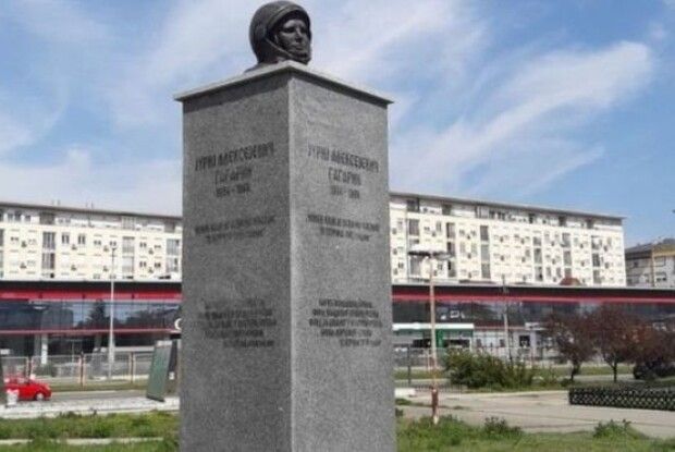 У Бєлграді відкрили бюст Гагаріну з дивними пропорціями