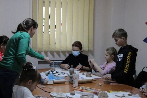 У Луцьку діти з інвалідністю ліпили іграшки