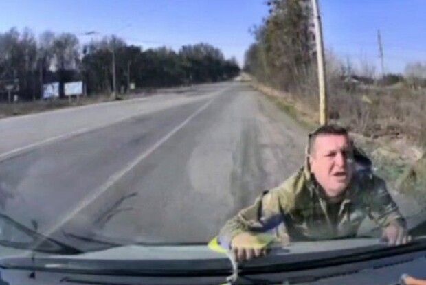 У Луцьку судили водія буса, який під час втечі провіз на капоті військовослужбовця ТЦК 