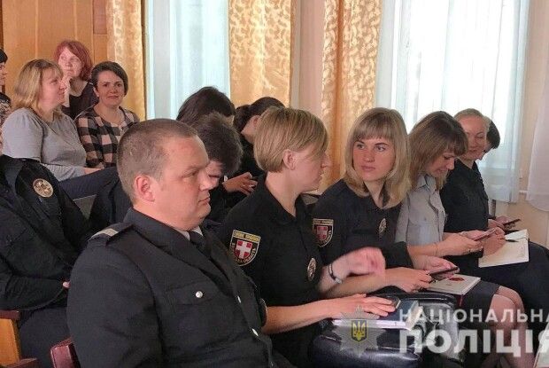 Волинські поліцейські разом з освітянами оговорили проблеми профілактики насильства в учнівському середовищі