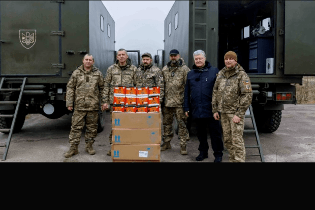 Порошенко: «Перешкоджають їхати за кордон – їду до наших військових»