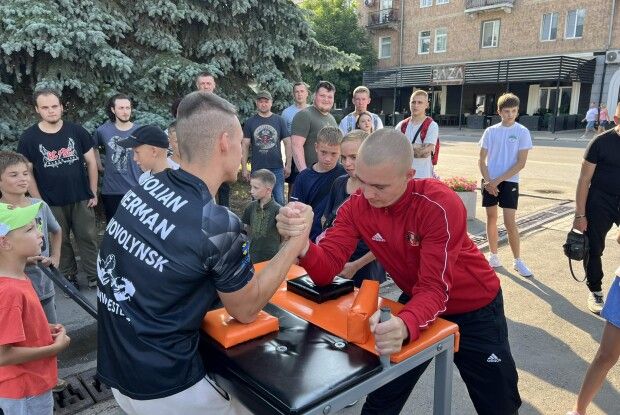 У Нововолинську провели відкритий стіл з армрестлінгу 