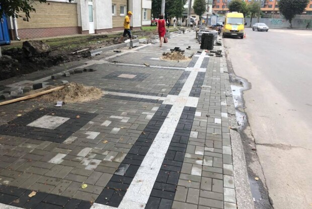 Радник похвалився правильно покладеною тротуарною плиткою у Луцьку