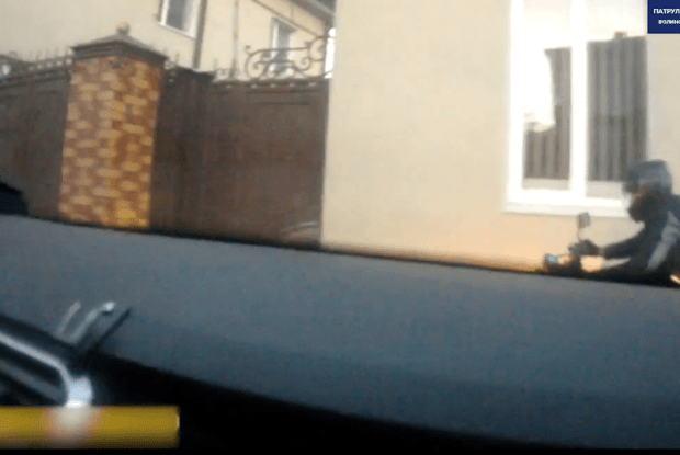  У Луцьку затримали мотоцикліста-порушника, який мчався містом без прав (Відео)