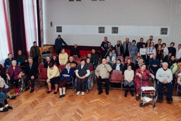Миколай не забув і стареньких: Людмила Бурцева отримала чайник, а інші - продуктові набори