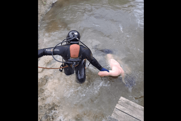 На Волині зі ставка водолази дістали утопленика (Фото 18+)