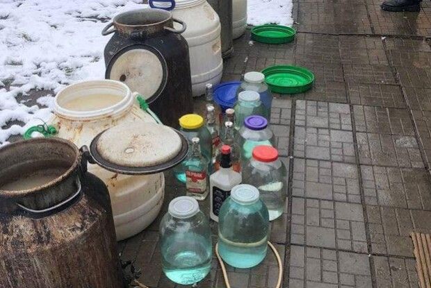 Як рівненські поліцейські розпорядилися вилученим спиртним