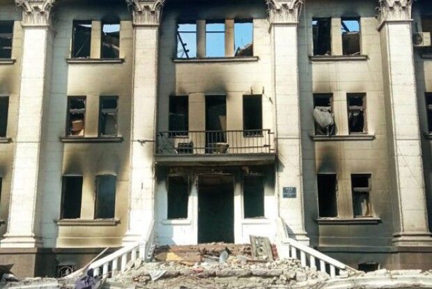 З-під завалів драмтеатру у Маріуполі продовжують діставати людей: є тяжко поранені