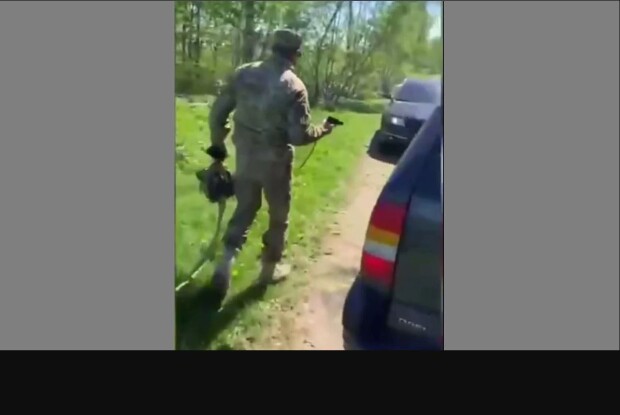 Вистрілив у землю, щоб захиститися: група цивільних напала на працівника ТЦК (Відео – 18+)