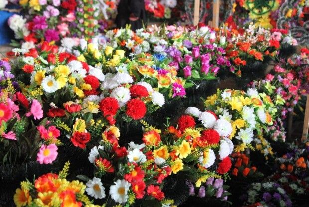 У громаді на Волині заборонили штучні квіти на кладовищах