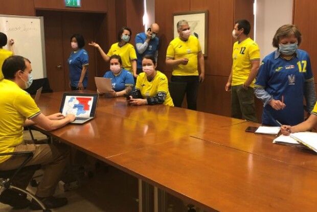 У Посольстві Канади в Україні запровадили новий дрескод: «тризубі» футболки з контурами Криму та написом «Героям слава!»