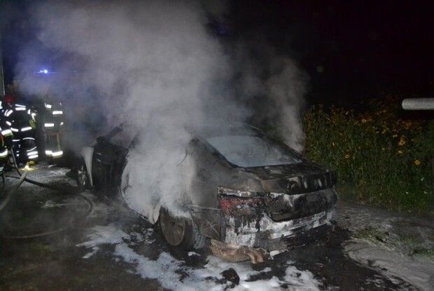 У Рівному згоріла машина «Шкода супер Б»