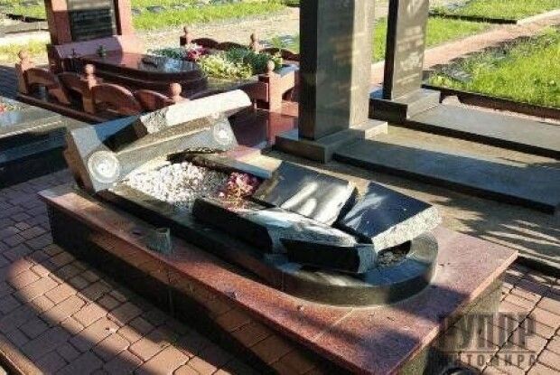 В Житомирській області на кладовищі невідомі розтрощили 16 надгробних пам’ятників