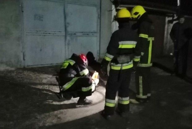 На Волині рятувальники змушені були розрізати «болгаркою» металеві двері, щоб дістати… «мертвого» чоловіка