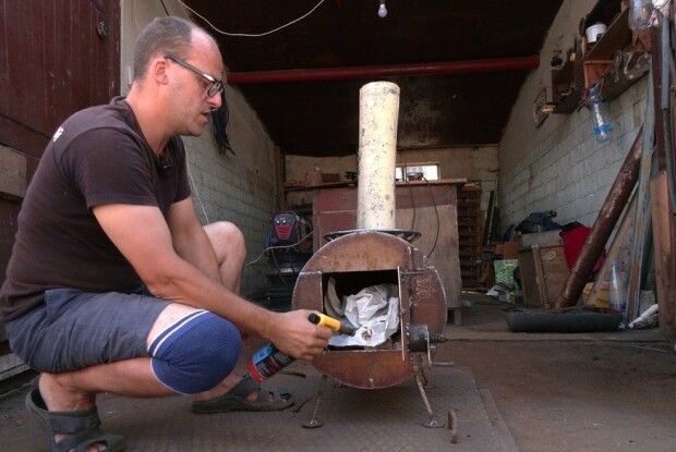 Неймовірно: на Рівненщині волонтери виготовляють буржуйки для ЗСУ з автодисків (Відео)