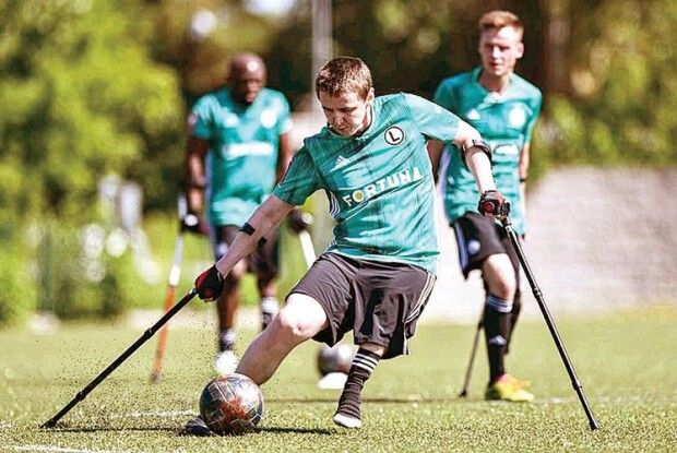 Футбол на милицях: маневичанин звик до перемог. І над самим собою