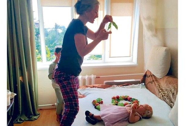 Однорічна Катруся уже  12 місяців як фотомодель