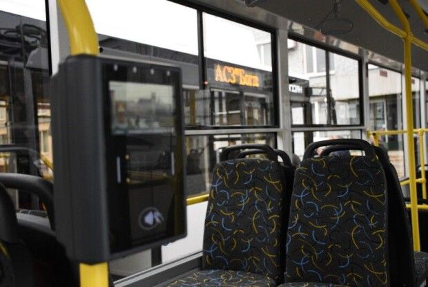 У луцькому тролейбусі мама з дитиною оплатили проїзд, а потім... їх вигнали