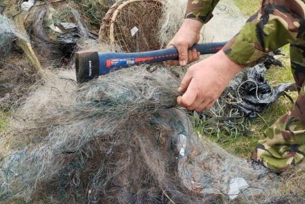 Рубали і різали: на Волині знищили заборонені знаряддя лову