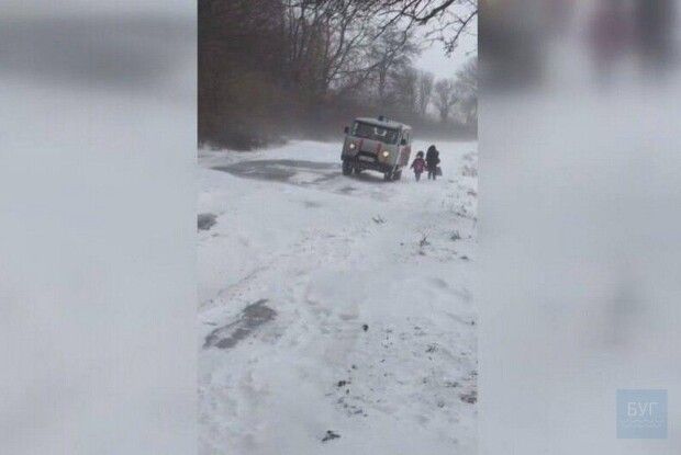 На Волині біля лісу в сніговому заметі затрягла «швидка» з хворим
