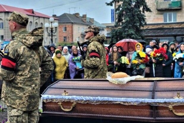 «Лише 39... Але як багато справ у цих літах»: на Волині попрощалися з воїном, який віддав життя Україну (Фото)