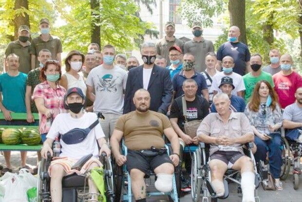 Подружжя Порошенків відвідало розвідника, який намагався врятувати морпіха Журавля