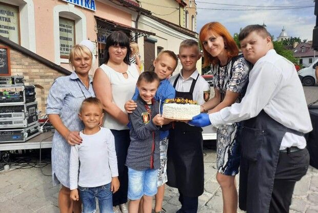 У луцькій кав’ярні, де працюють офіціанти з інвалідністю, запровадили щорічний День кави і творчості (Фото. Відео)