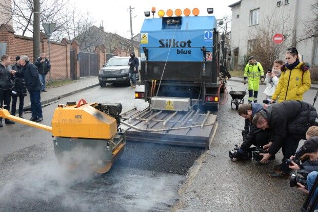 У Львові випробували новий метод зимового ремонту доріг (Фото, відео)