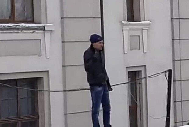 У Львові патрульний переконав чоловіка не коїти самогубство (Відео)