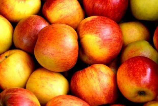 На новорічному столі буде багато яблук?