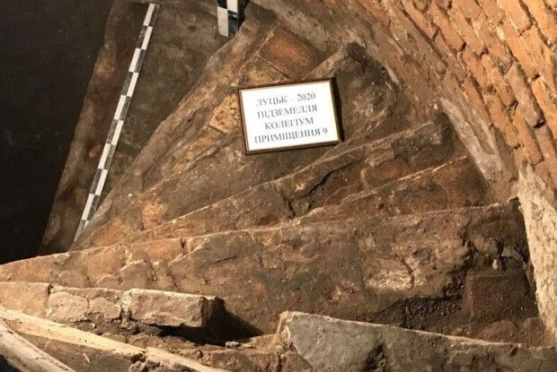 У Луцьку розкопали первісні гвинтові сходи