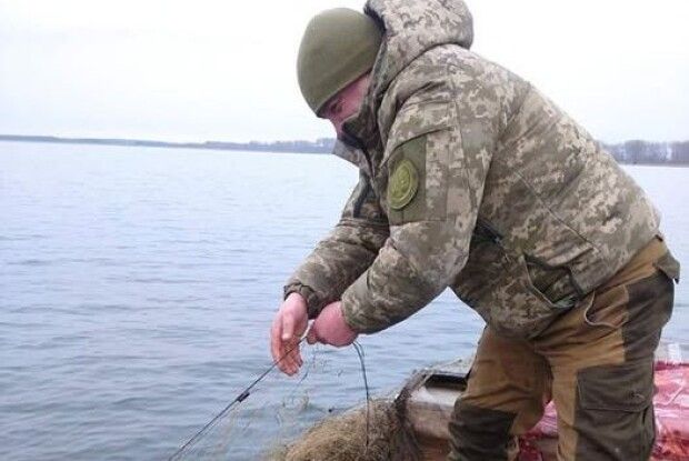 На Волині з водойм на території нацпарку витягли 20 браконьєрських сіток